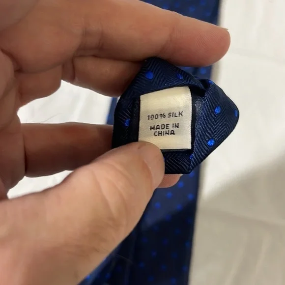 I of men’s dark and light blue tie 3.25”Wx 58”L like new very executive looking - Picture 7 of 8